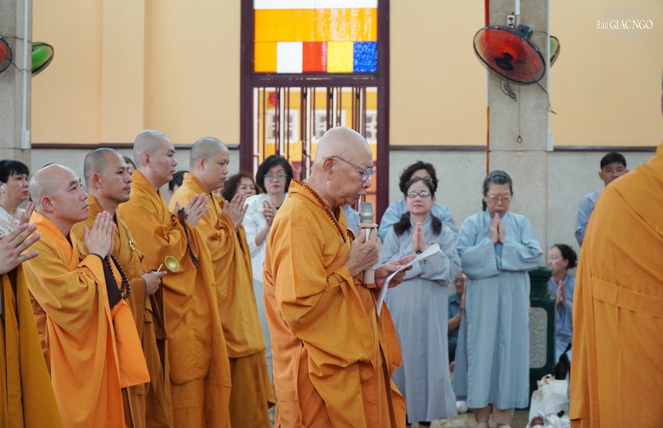 Hòa thượng Thích Đồng Bổn cùng chư Tăng thực hiện nghi thức Mộc dục Hòa thượng Thích Đồng Bổn cùng chư Tăng thực hiện nghi thức Mộc dục