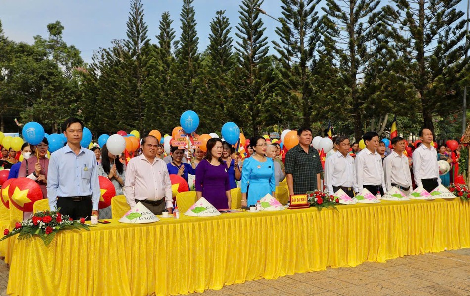 Đại diện chính quyền huyện Lắk tham dự