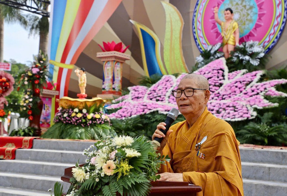 Hòa thượng Thích Châu Quang đạo từ chứng minh