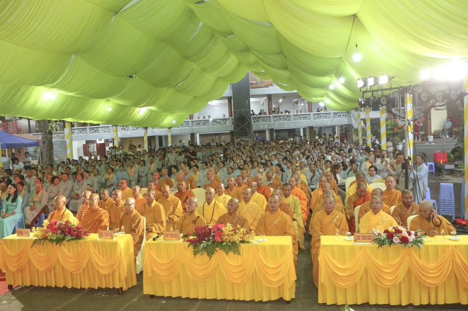 Chư tôn đức tham dự lễ