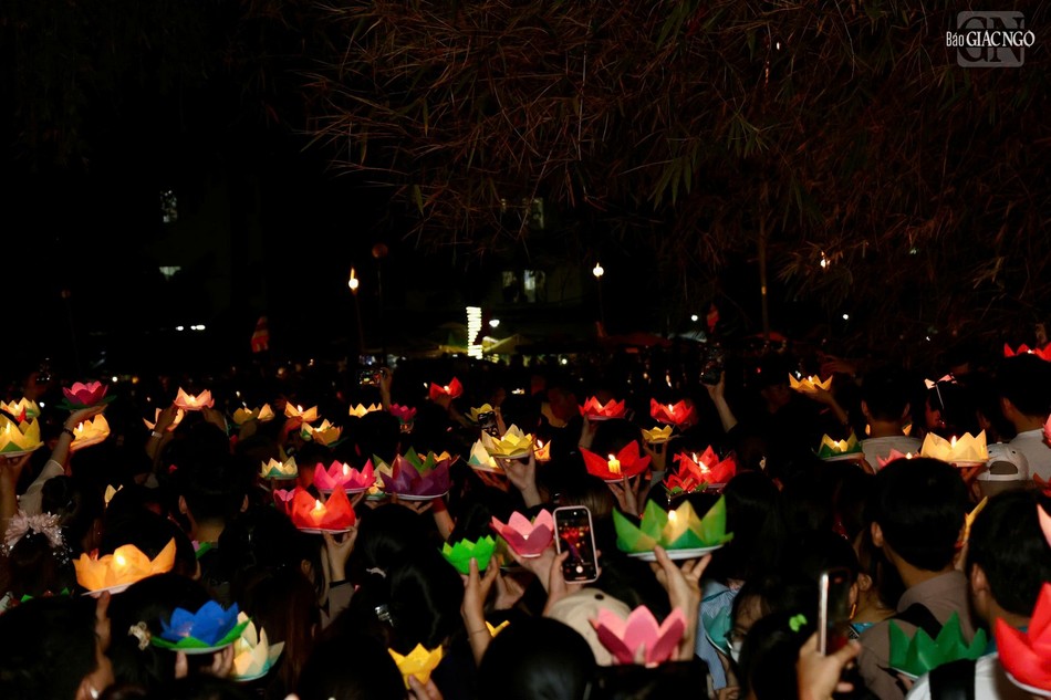 Lung linh hoa đăng mừng Khánh đản Đức Thế Tôn