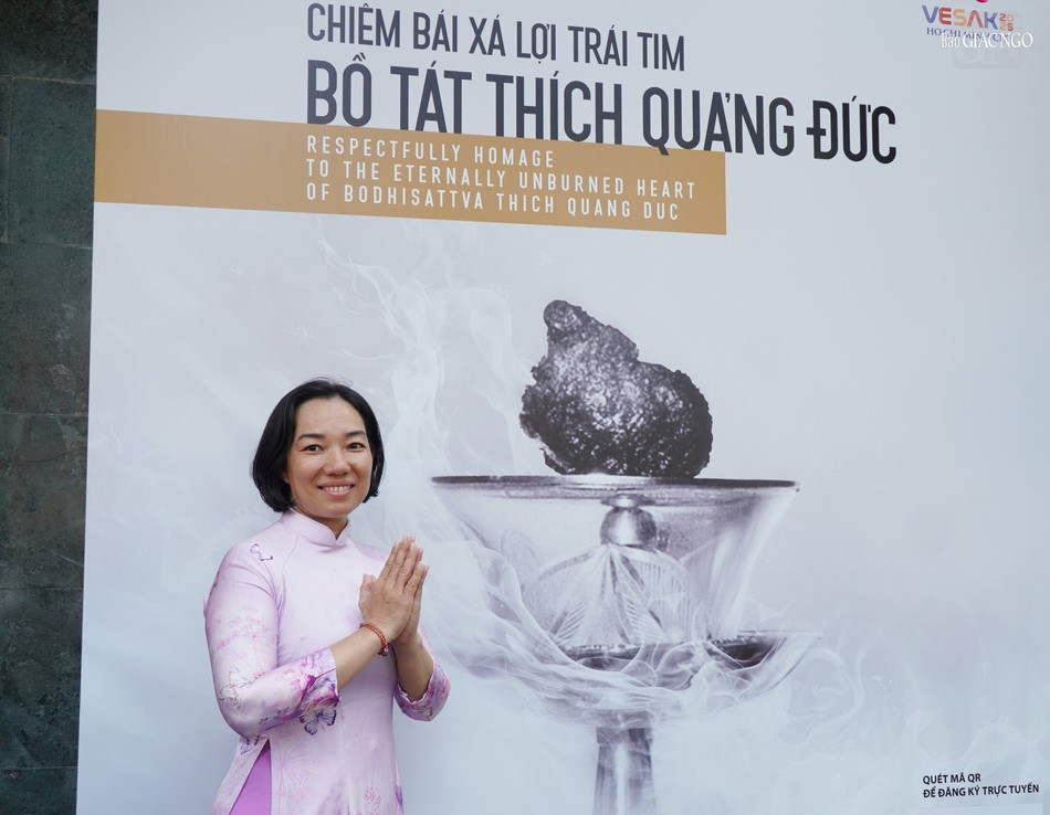 Chị Mỹ Hoàn xúc động khi chiêm bái xá-lợi Bồ-tát Thích Quảng Đức Chị Mỹ Hoàn xúc động khi chiêm bái xá-lợi Bồ-tát Thích Quảng Đức