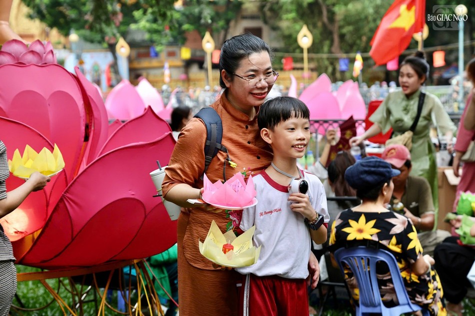 ... cùng nhau về chùa Pháp Hoa tham dự lễ hoa đăng