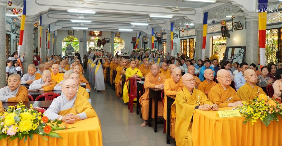 Phật tử dâng hoa cúng dường