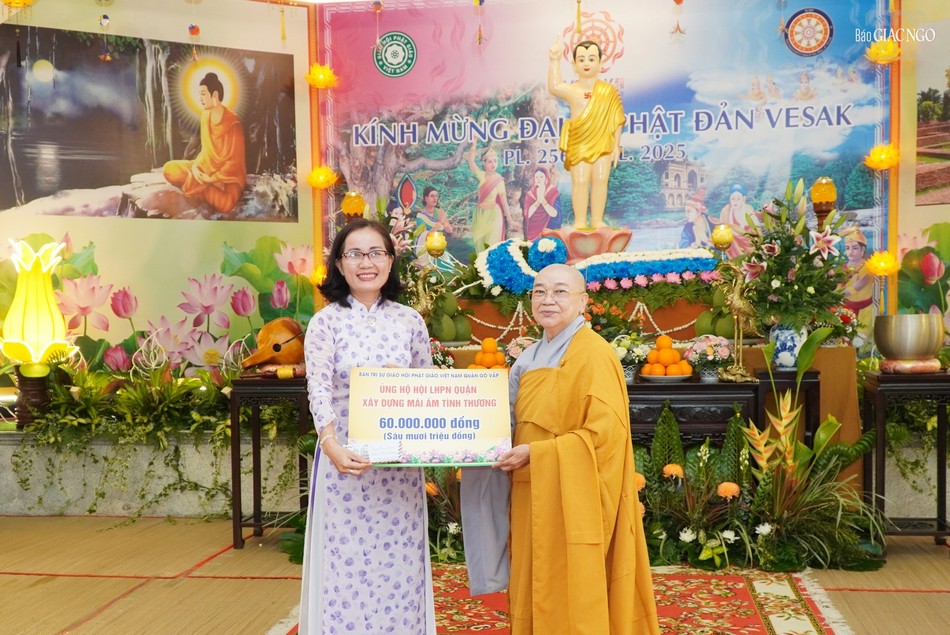 Ni sư Thích nữ Diệu Nhơn, Phó ban kiêm Trưởng Phân ban Ni giới Phật giáo Q.Gò Vấp trao ủng hộ xây dựng mái ấm tình thương