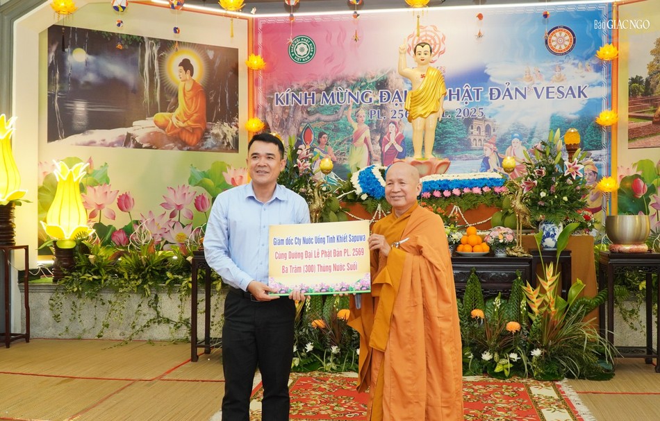 Thượng tọa Thích Giác Tín, Phó ban Trị sự GHPGVN Q.Gò Vấp trao ủng hộ của mạnh thường quân