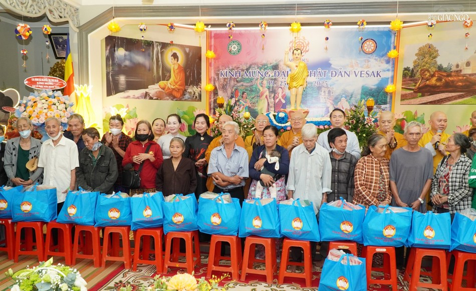 Ban Trị sự GHPGVN Q.Gò Vấp tặng 1.500 phần quà đến người dân trong dịp Phật đản Phật lịch 2569