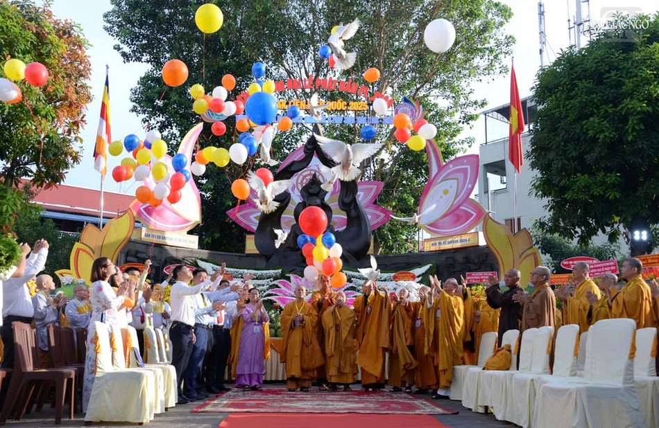 Thả chim bồ câu, bóng bóng cầu nguyện hòa bình