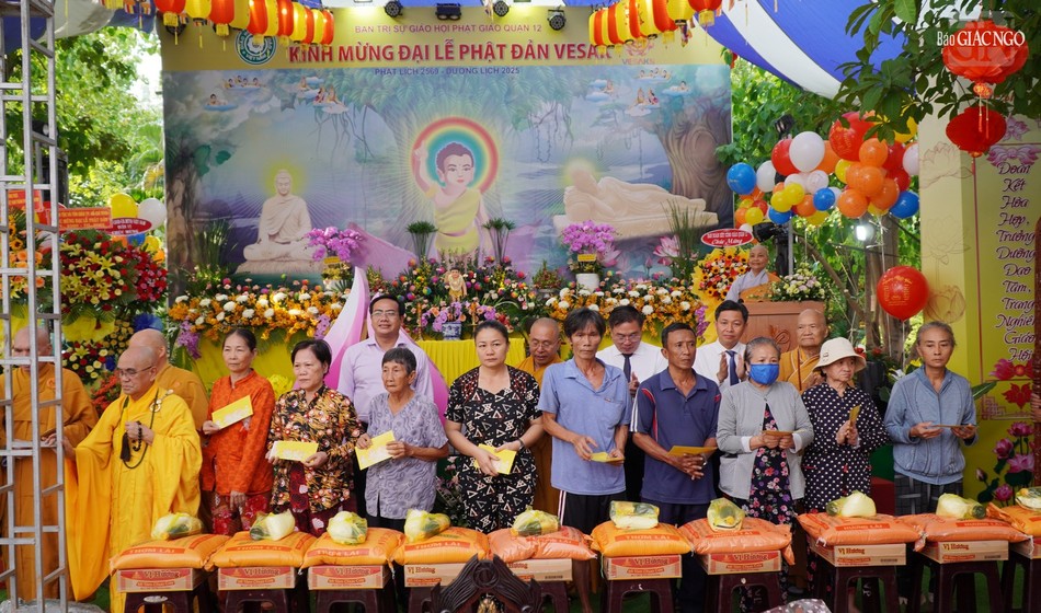 Ban Trị sự GHPGVN Q.12 tặng quà đến người nhân nhân dịp Phật đản Phật lịch 2569