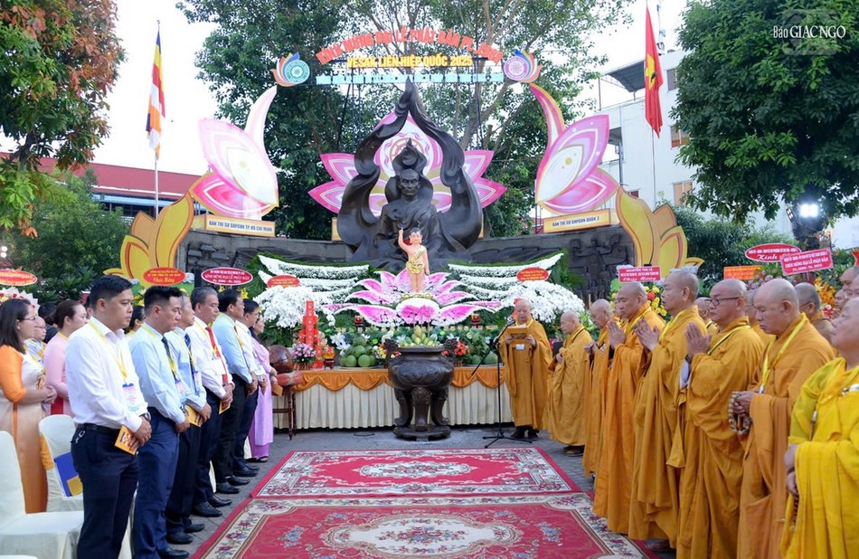 Chư tôn giáo phẩm, đại diện chính quyền tham dự