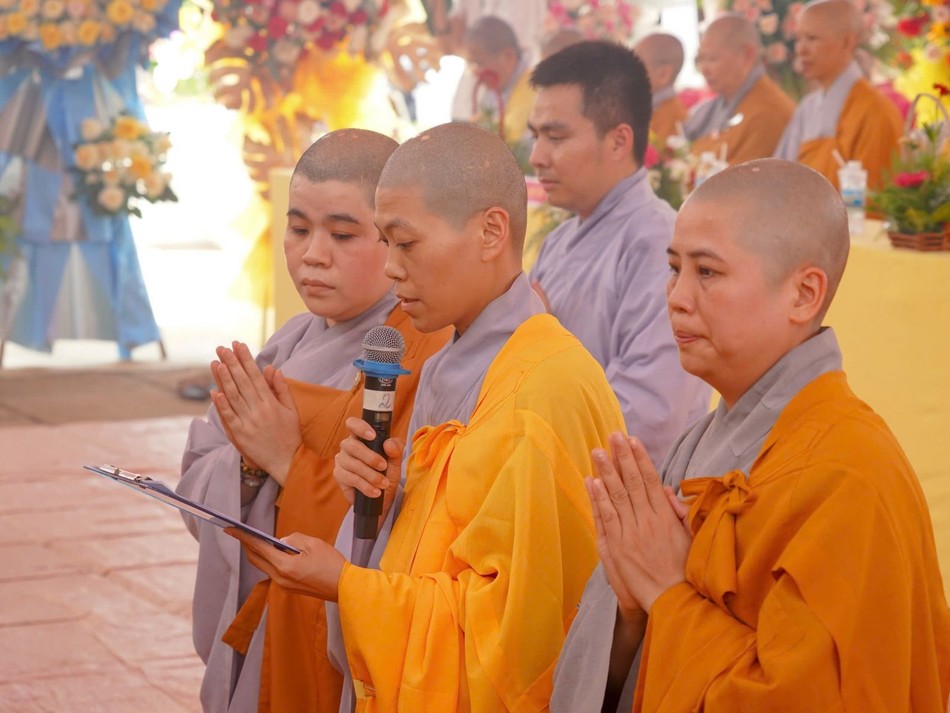 Sư cô tân trụ trì chùa Thiên Ân phát nguyện Sư cô tân trụ trì chùa Thiên Ân phát nguyện