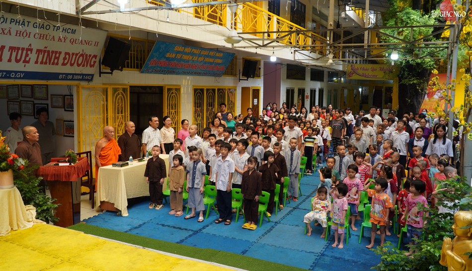 Chư tôn đức, thầy cô giáo, học sinh tham dự Lễ tổng kết năm học 2024-2025 Chư tôn đức, thầy cô giáo, học sinh tham dự Lễ tổng kết năm học 2024-2025