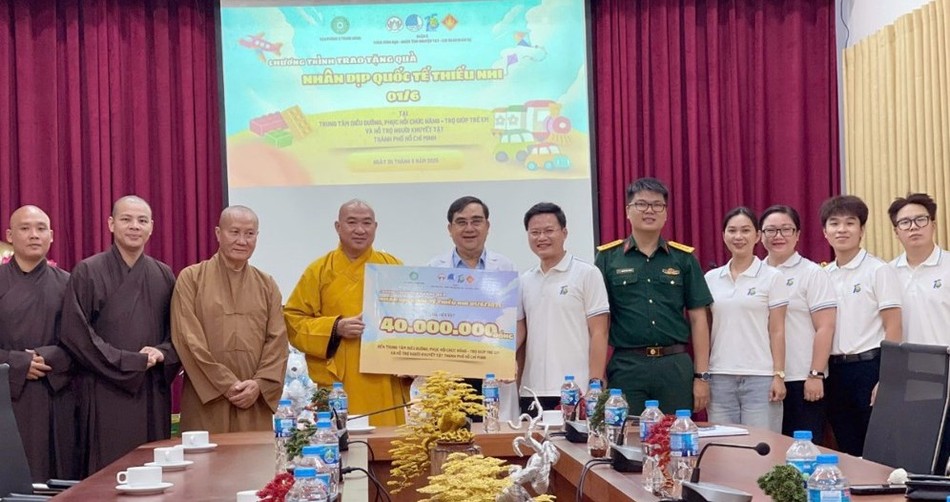 Đoàn tặng quà đến Trung tâm Điều dưỡng, Phục hồi chức năng - Trợ giúp trẻ em và hỗ trợ người khuyết tật Q.3, TP.HCM Đoàn tặng quà đến Trung tâm Điều dưỡng, Phục hồi chức năng - Trợ giúp trẻ em và hỗ trợ người khuyết tật Q.3, TP.HCM