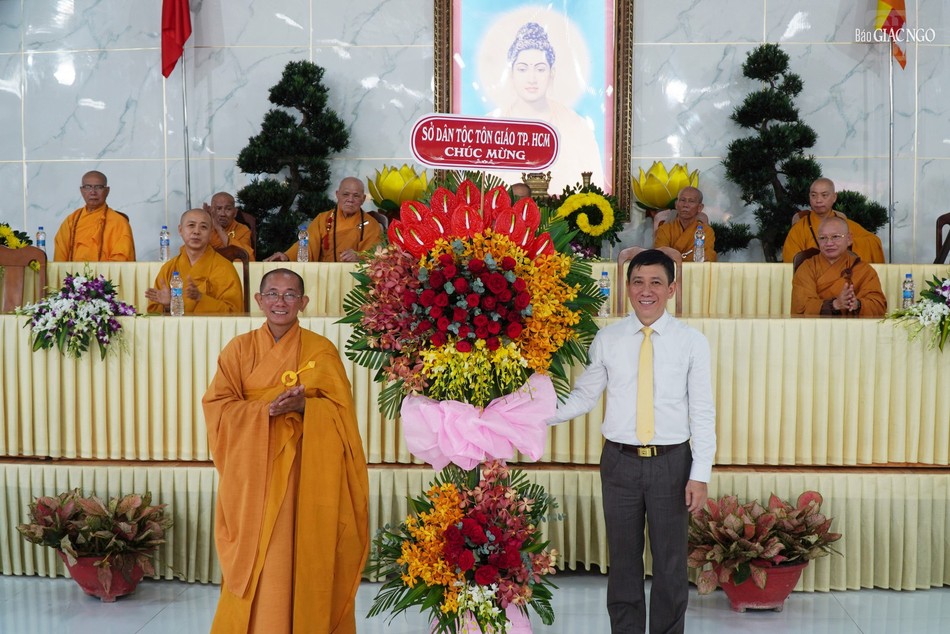 Ông Trần Xuân Điền, Phó Giám đốc Sở Dân tộc và Tôn giáo TP.HCM trao lẵng hoa chúc mừng đến Ban Trị sự GHPGVN H.Củ Chi Ông Trần Xuân Điền, Phó Giám đốc Sở Dân tộc và Tôn giáo TP.HCM trao lẵng hoa chúc mừng đến Ban Trị sự GHPGVN H.Củ Chi