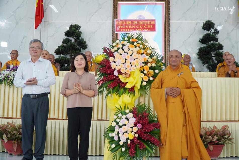 Bà Trần Thị Ngọc Dung, Huyện ủy viên, Trưởng ban Tuyên giáo - Dân vận H.Củ Chi và ông Dương Văn Duyên, nguyên Trưởng ban Dân vận Huyện ủy H.Củ Chi trao lẵng hoa chúc mừng của chính quyền huyện Bà Trần Thị Ngọc Dung, Huyện ủy viên, Trưởng ban Tuyên giáo - Dân vận H.Củ Chi và ông Dương Văn Duyên, nguyên Trưởng ban Dân vận Huyện ủy H.Củ Chi trao lẵng hoa chúc mừng của chính quyền huyện