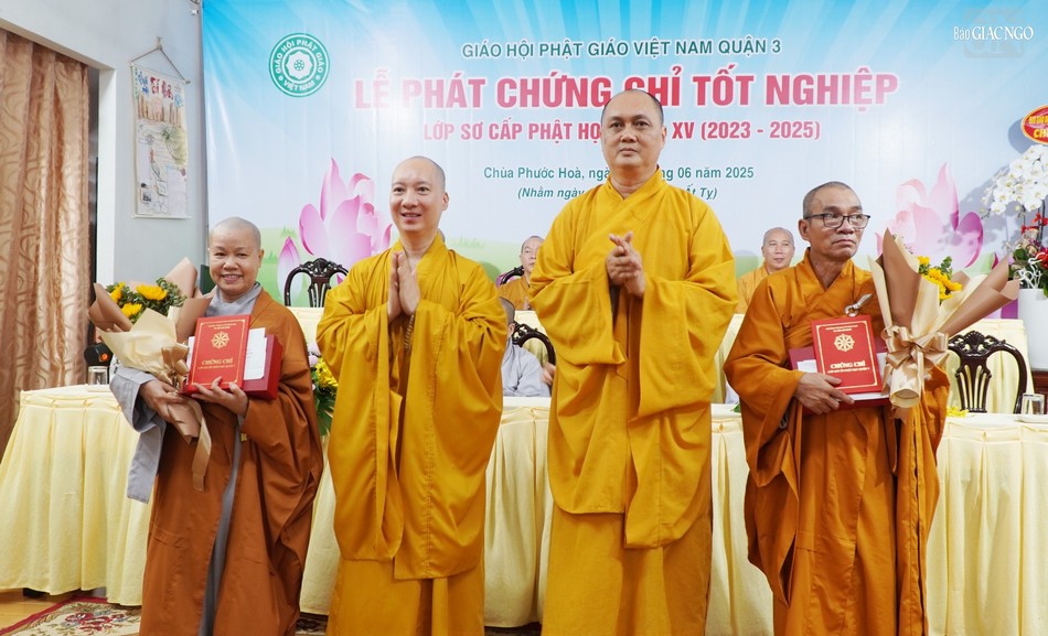 Thượng tọa Thích Thiện Chơn, Thượng tọa Thích Nguyên Các trao phần thưởng đến Tăng Ni sinh Thượng tọa Thích Thiện Chơn, Thượng tọa Thích Nguyên Các trao phần thưởng đến Tăng Ni sinh