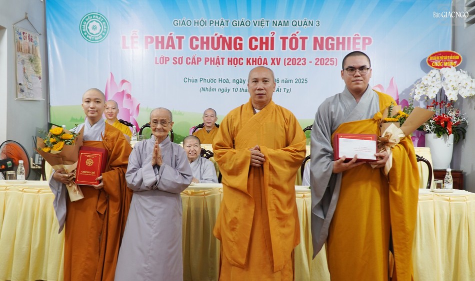 Thượng tọa Thích Minh Thành, Ni trưởng Thích nữ Viên Hạnh, trụ trì chùa Phước Hòa trao phần thưởng đến Tăng Ni sinh Thượng tọa Thích Minh Thành, Ni trưởng Thích nữ Viên Hạnh, trụ trì chùa Phước Hòa trao phần thưởng đến Tăng Ni sinh