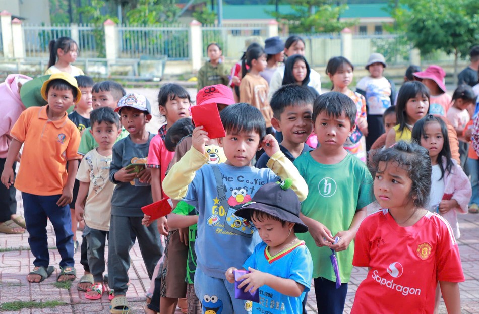 Các em tò mò trước những món quà mình sẽ được nhận Các em tò mò trước những món quà mình sẽ được nhận