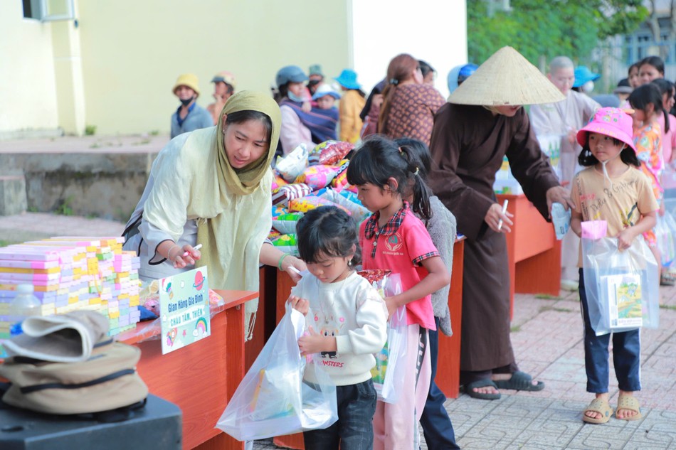 Các em nhận tập sách, bánh kẹo Các em nhận tập sách, bánh kẹo
