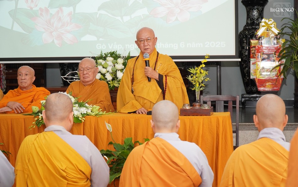 Hòa thượng Thích Tịnh Thành, Chứng minh Ban Trị sự GHPGVN Q.Gò Vấp giáo giới đến chư Ni Hòa thượng Thích Tịnh Thành, Chứng minh Ban Trị sự GHPGVN Q.Gò Vấp giáo giới đến chư Ni