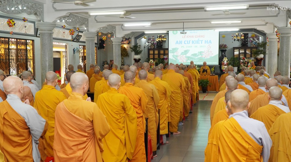 Sau lễ khai giảng, là lễ tác pháp an cư của chư Tăng tại chánh điện chùa Huỳnh Kim, chư Ni tại chùa Trung Nghĩa Sau lễ khai giảng, là lễ tác pháp an cư của chư Tăng tại chánh điện chùa Huỳnh Kim, chư Ni tại chùa Trung Nghĩa