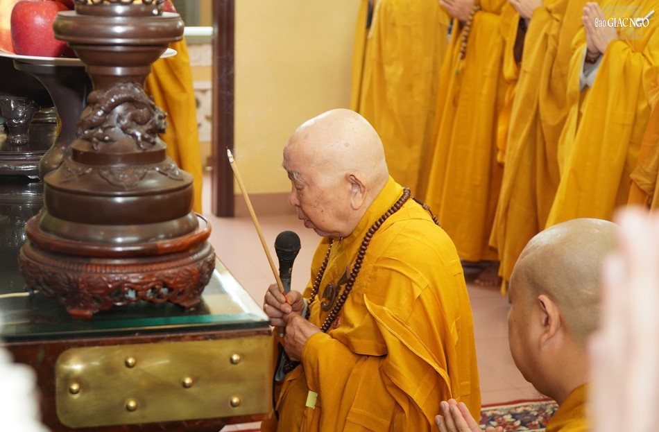 Trưởng lão Hòa thượng Thích Như Tín niêm hương bạch Phật Trưởng lão Hòa thượng Thích Như Tín niêm hương bạch Phật