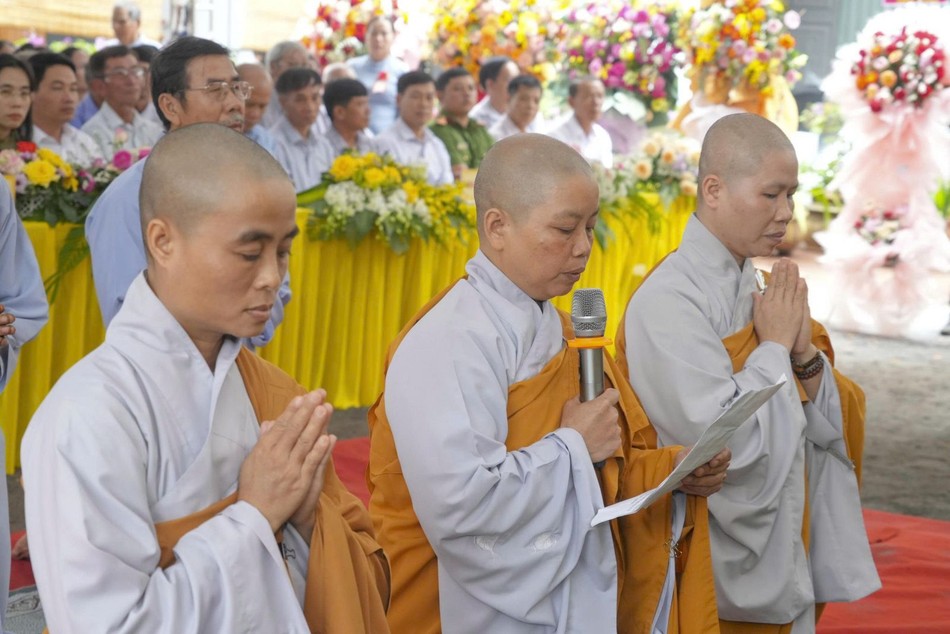 Sư cô Thích nữ Đức Huệ dâng lời phát nguyện Sư cô Thích nữ Đức Huệ dâng lời phát nguyện