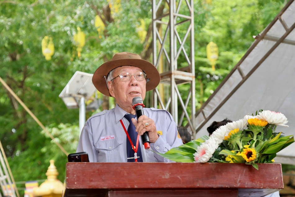 Huynh trưởng Tâm Giới - Phan Ngọc Thảo sách tấn đến trại sinh Huynh trưởng Tâm Giới - Phan Ngọc Thảo sách tấn đến trại sinh
