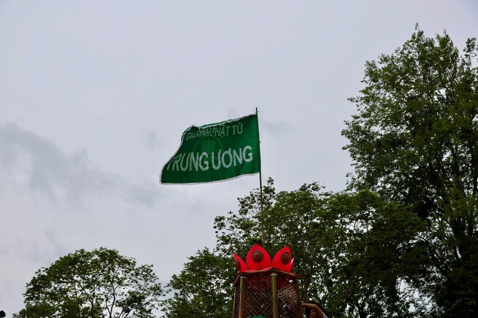 Lễ chào cờ Sen trắng buổi sáng