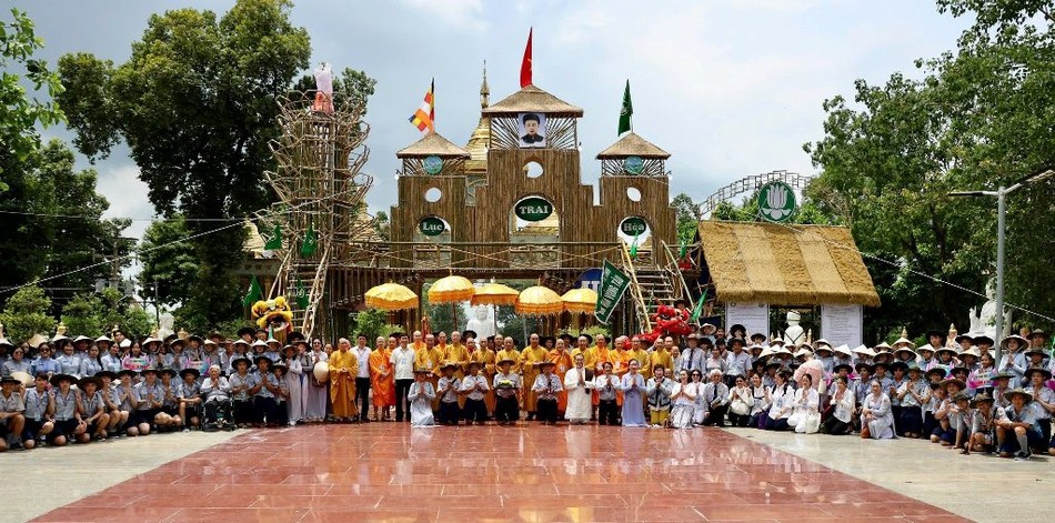 Lưu niệm trước cổng trại chính