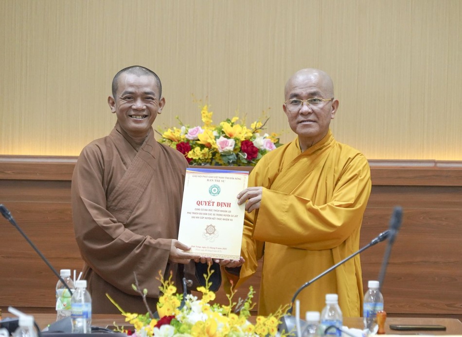 Trao quyết định phụ trách các xã sau sáp nhập Trao quyết định phụ trách các xã sau sáp nhập