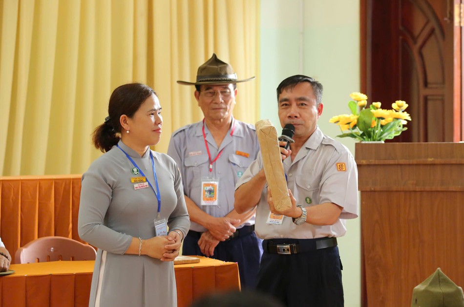 Học viên kiểm tra đề còn niêm phong Học viên kiểm tra đề còn niêm phong