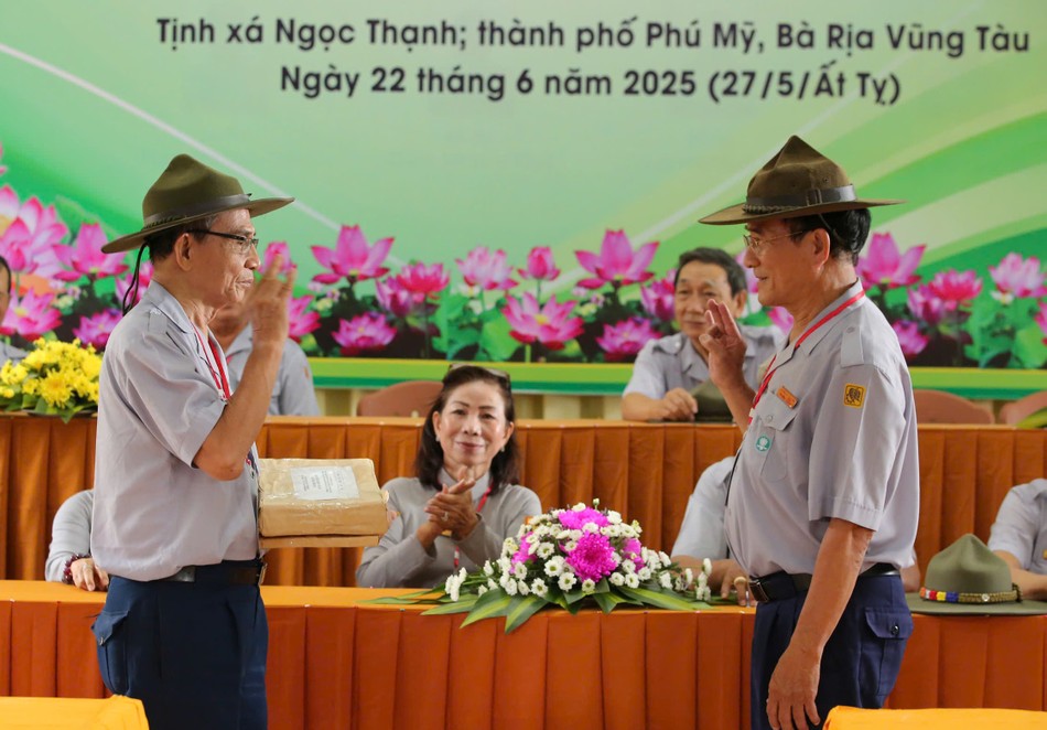 Huynh trưởng Tâm Lập giao đề thi đến huynh trưởng Thị Bá Huynh trưởng Tâm Lập giao đề thi đến huynh trưởng Thị Bá