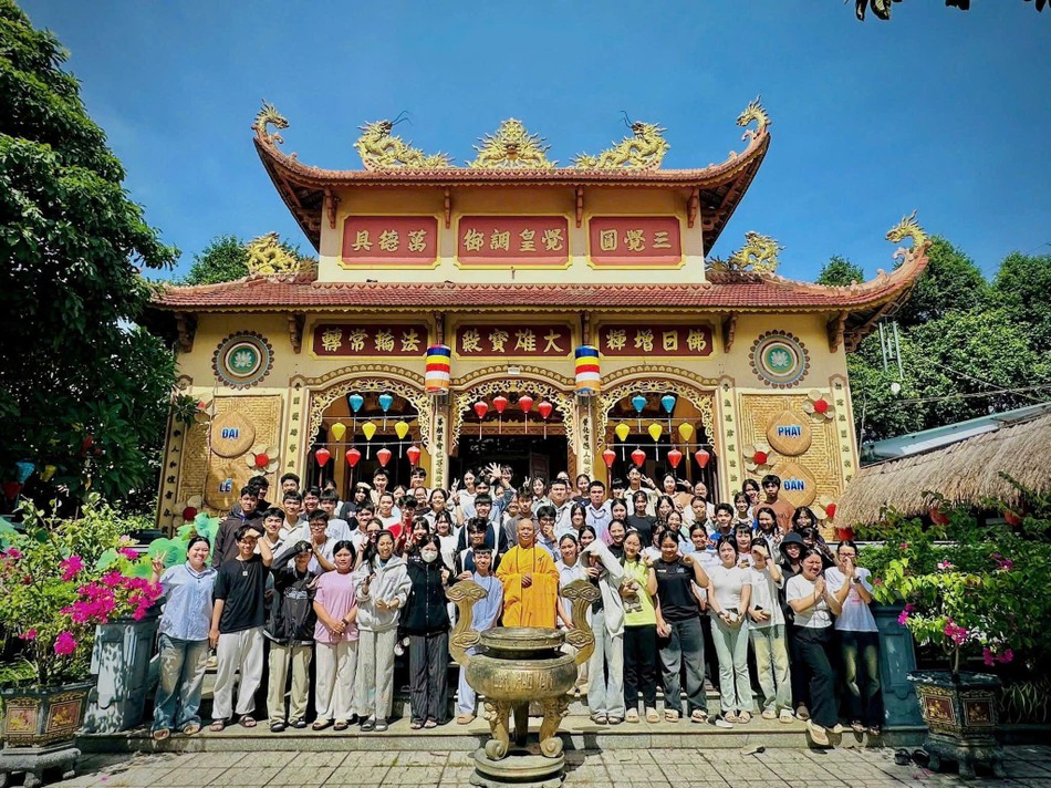 Học sinh Trường THPT Đoàn Thị Điểm lưu niệm tại chùa Phổ Thiện Học sinh Trường THPT Đoàn Thị Điểm lưu niệm tại chùa Phổ Thiện