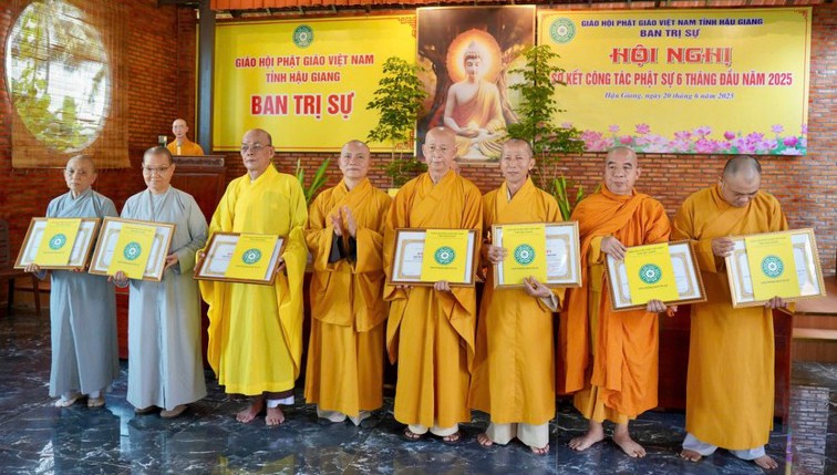 Ban Trị sự GHPGVN tỉnh Hậu Giang trao quyết định chấm dứt hoạt động và Bằng tuyên dương công đức đến đại diện Ban Trị sự cấp huyện, thị xã, thành phố trực thuộc tại Văn phòng Ban Trị sự - chùa Quốc Thanh (TP.Vị Thanh), ngày 20-6-2025 - Ảnh: Thanh Hùng Ban Trị sự GHPGVN tỉnh Hậu Giang trao quyết định chấm dứt hoạt động và Bằng tuyên dương công đức đến đại diện Ban Trị sự cấp huyện, thị xã, thành phố trực thuộc tại Văn phòng Ban Trị sự - chùa Quốc Thanh (TP.Vị Thanh), ngày 20-6-2025 - Ảnh: Thanh Hùng
