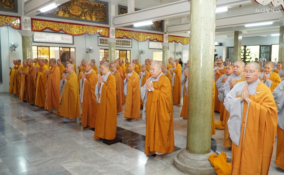 Trang nghiêm khóa lễ