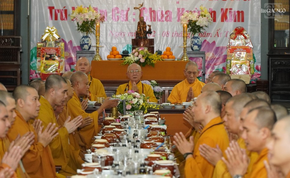 Sau khi thọ trai, chư Tăng Ni hành giả vân tập chánh điện kinh hành