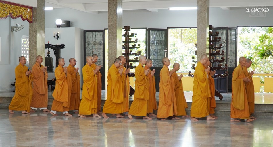 ... kinh hành quanh chánh điện