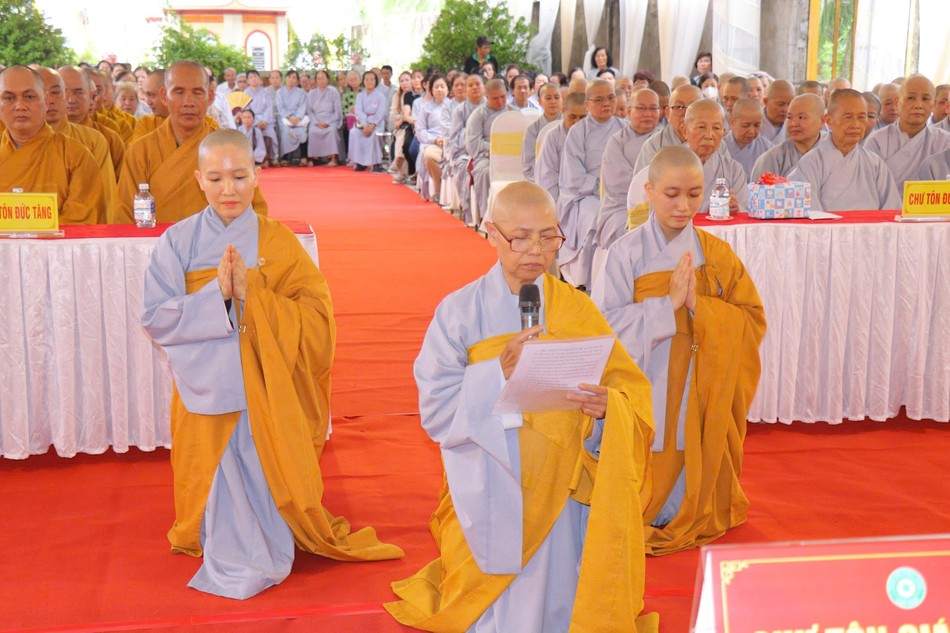 Ni sư Thích nữ Như Hoa tin tưởng giao phó ngôi Tam bảo chùa Vạn Quốc đến Đại đức tân trụ trì