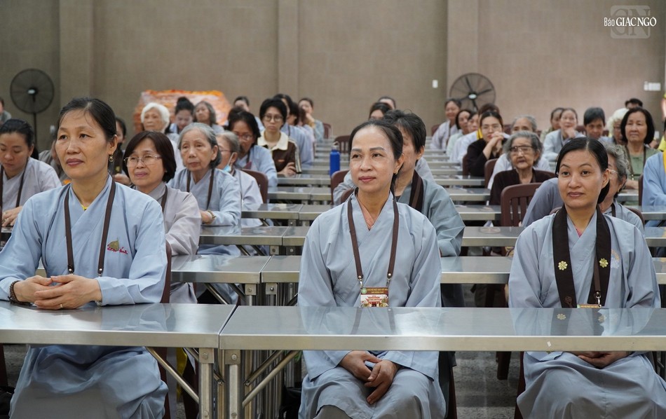 Phật tử tham dự khóa tu Ngày an lạc tại chùa Phổ Quang