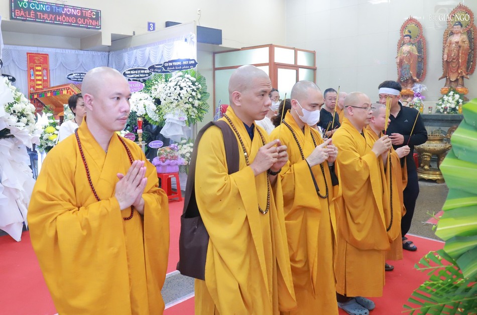 Chư tôn đức thắp hương cầu nguyện Chư tôn đức thắp hương cầu nguyện