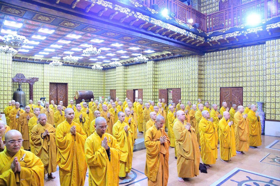 Có hơn 100 hành giả trên địa bàn phường Diên Hồng, Vườn Lài và Hòa Hưng tham dự lễ Bố-tát tại chùa Giác Ngộ Có hơn 100 hành giả trên địa bàn phường Diên Hồng, Vườn Lài và Hòa Hưng tham dự lễ Bố-tát tại chùa Giác Ngộ