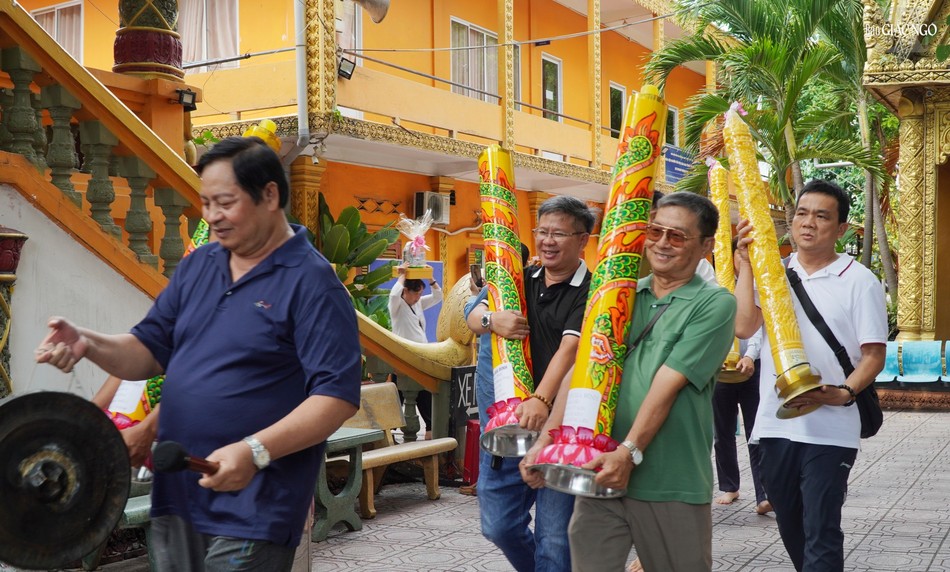 Nhiễu Phật ba vòng quanh chánh điện Nhiễu Phật ba vòng quanh chánh điện
