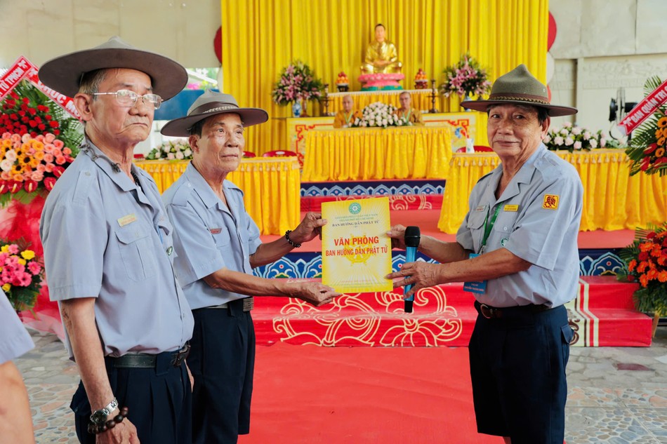 Huynh trưởng Thị Cư - Nguyễn Thanh Minh trao quyết định nhân sự Ban Quản trại đến huynh trưởng Minh Thao
