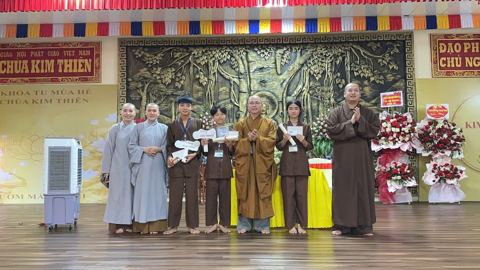 Tặng quà đến các tu sinh trong hoạt động khóa tu Tặng quà đến các tu sinh trong hoạt động khóa tu