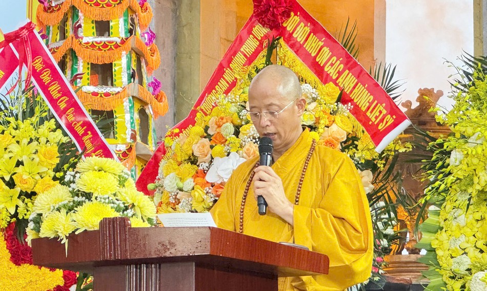 Thượng tọa Thích Minh Nghiêm đọc văn tưởng niệm