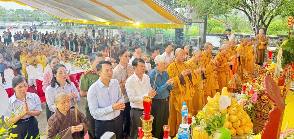 Chư tôn đức, đại diện chính quyền dâng hương tưởng niệm