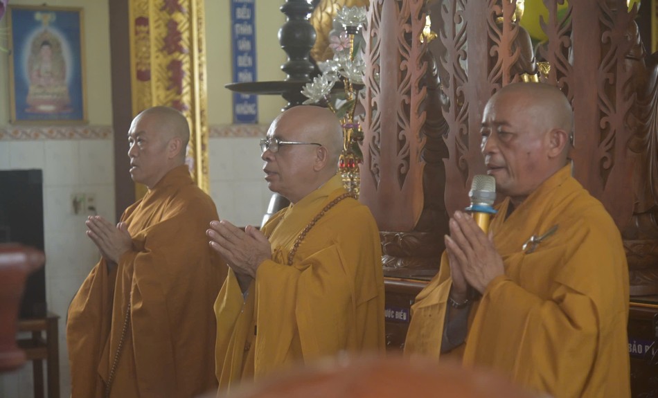 Thượng tọa Thích An Thường, Hóa chủ trường hạ Pháp Thành cùng chư tôn đức trong khóa lễ Bố-tát tại chánh điện