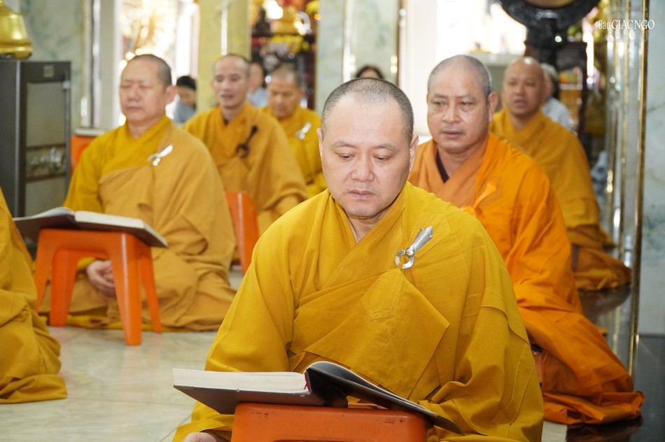 Theo truyền thống trường hạ vào Thứ Bảy và Chủ nhật sẽ lạy Vạn Phật