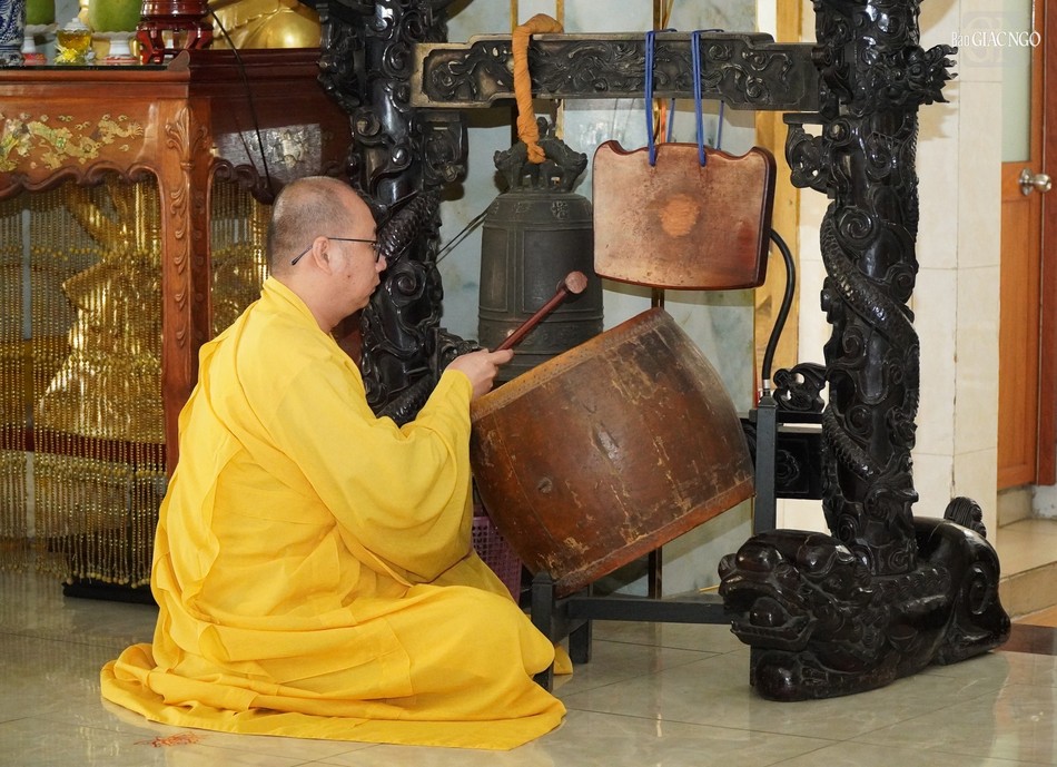 Sau pháp lệnh báo chúng có thể là bảng hoặc kẻng, hành giả sẽ vân tập về Tổ đường lễ Tổ, từng hàng ngay ngắn lên chánh điện bắt đầu thời khóa